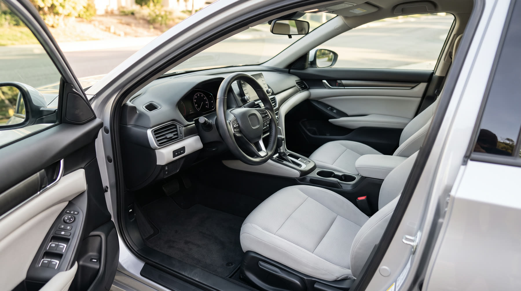 クリーニング後の車内。シートとダッシュボードが清潔に整っている様子